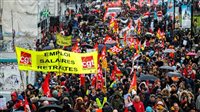فرنسا تترقب الثلاثاء العاصف.. "إضرابات" تشل الحياة أرضًا وجوًا