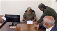 العميد طارق صالح يتفقد سير العمل في مبنى جوازات محافظة الحديدة