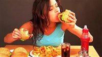 خبير تغذية يكشف العادات السيئة في الأكل.. ماذا قال؟